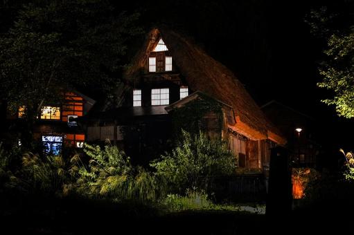 光に浮かび上がる、合掌造りの幻想的な夜 光に浮かび上がる、合掌造りの幻想的な夜の写真