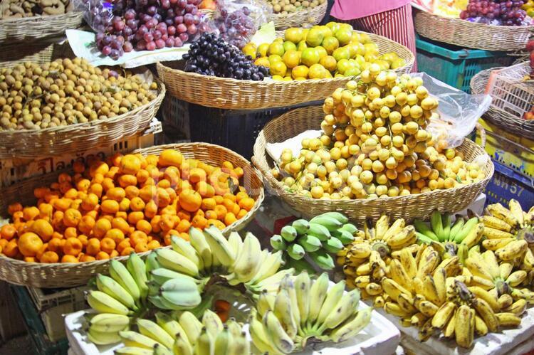 ナイトマーケットの果物 ナイトマーケット,夜市,果物の写真素材