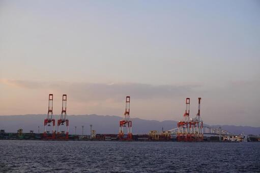 コンテナクレーンの並ぶ風景 クレーン,コンテナ,港の写真素材