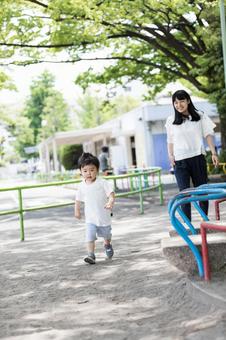 母親 育児 母親 育児 公園,男性,女性の写真素材