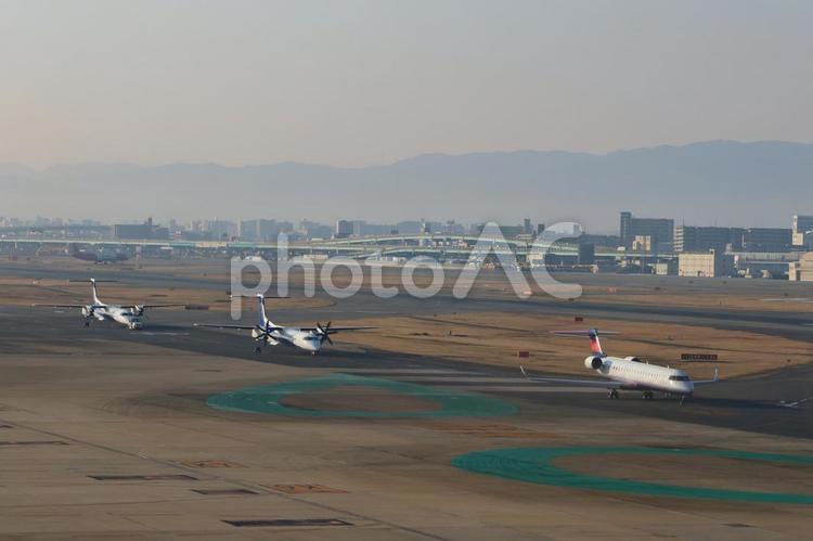 福岡空港、朝の空へ向かう飛行機 福岡空港,朝,飛行機の写真素材