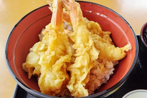 Photo, bowl of rice and fried fish, the sea is old, bowl items, 