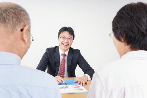 高齢者夫婦と営業マン 高齢者夫婦と営業マン おじいさん,融資,投資の写真素材