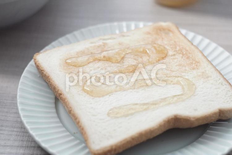 ハチミツトースト、ささやかな幸福 ハチミツ,朝食,食パンの写真素材