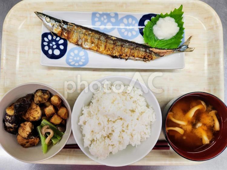 さんまの塩焼き定食（長皿）１ さんま,秋刀魚,塩焼きの写真素材