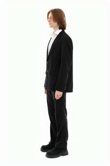 立っている黒スーツの男性 立っている黒スーツの男性の写真