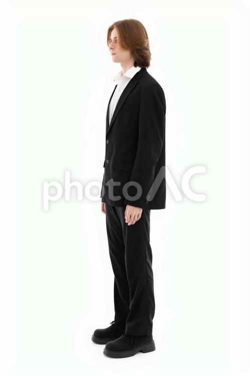 立っている黒スーツの男性 男性,真剣,真顔の写真素材