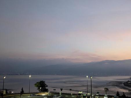 夜明け直前・薄明りの諏訪湖 マジックアワー,黄昏時,湖の写真素材