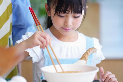 橋でかき混ぜるエプロン姿の女の子 女の子,日本人,子供の写真素材