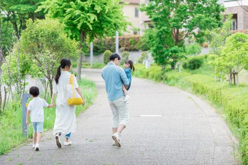 新緑の中を散歩する親子 人物,家族,女性の写真素材