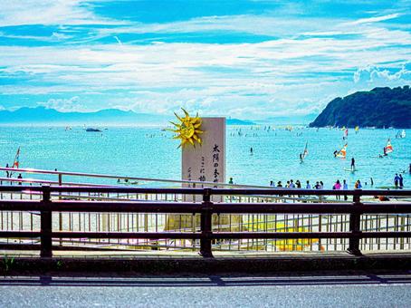 夏のビーチと賑やかなサーファーたち 夏のビーチと賑やかなサーファーたち ビーチ,海,青空の写真素材