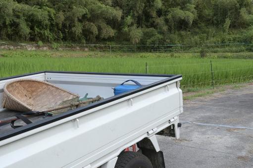 田んぼの草刈りに着いた軽トラックの荷台 田んぼの草刈りに着いた軽トラックの荷台 軽トラック,軽トラ,荷台の写真素材