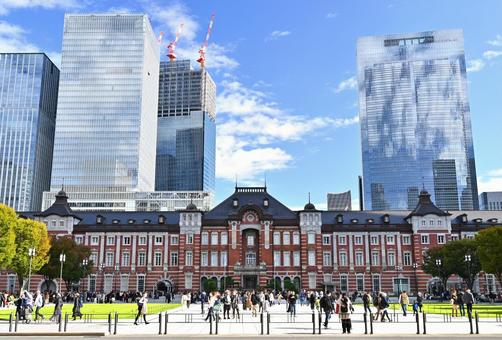 広がる青空と賑やかな東京駅の丸の内 広がる青空と賑やかな東京駅の丸の内 東京駅,都会,丸の内の写真素材