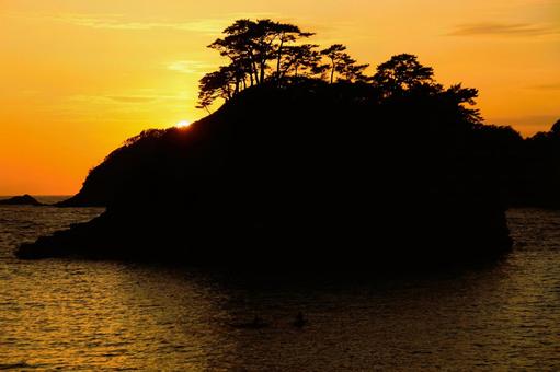 堂ヶ島の向こうに見える綺麗な夕陽 堂ヶ島の向こうに見える綺麗な夕陽 綺麗な夕陽,夕陽,落陽の写真素材