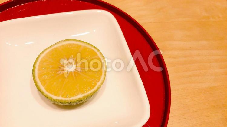かぼす　カボス　柑橘　半分　果実イメージ かぼす,カボス,柑橘の写真素材