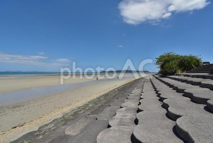 うるま市の海中道路沿いの海 海,空,晴天の写真素材