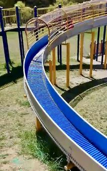 青いローラーすべり台の写真