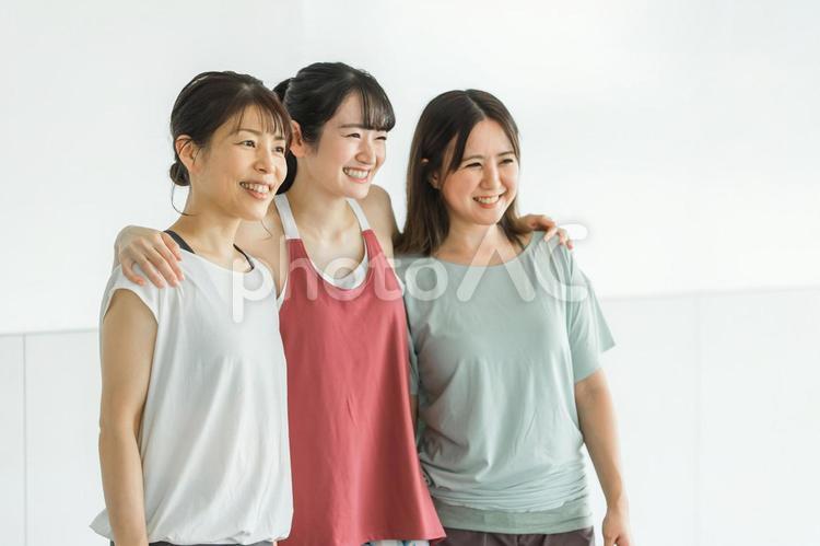 肩を組むスポーツウェアのアジア人の女性達 ヨガ,スポーツジム,エクササイズの写真素材