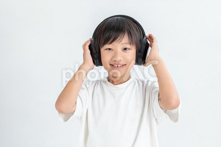 ヘッドフォンをした男の子 ヘッドフォン,男の子,白背景の写真素材