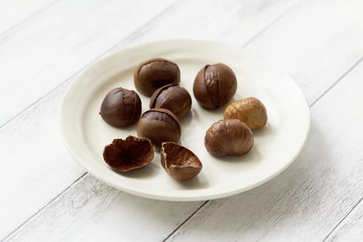 白い皿に乗せた殻付き甘栗 甘栗,食べもの,白い皿の写真素材