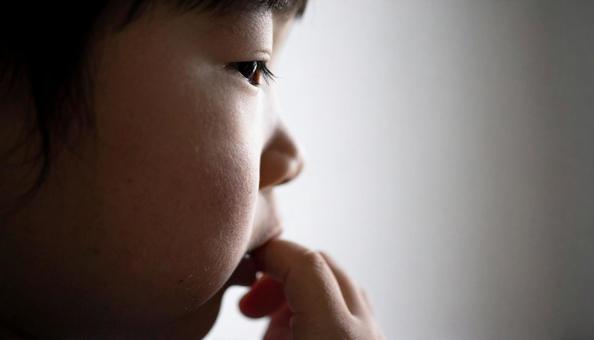 指しゃぶりをする子供 口元のアップ 指しゃぶりをする子供 口元のアップの写真