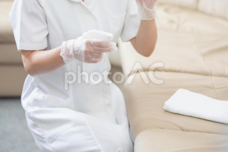 消毒をする看護師 消毒,除菌,アルコール消毒の写真素材