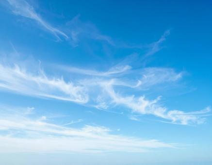 青く澄んだ夏の空と白い雲 青く澄んだ夏の空と白い雲の写真