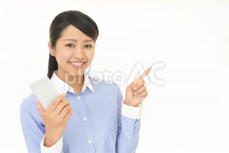 スマートフォンを持つ笑顔の女性 携帯電話,スマートフォン,女の写真素材