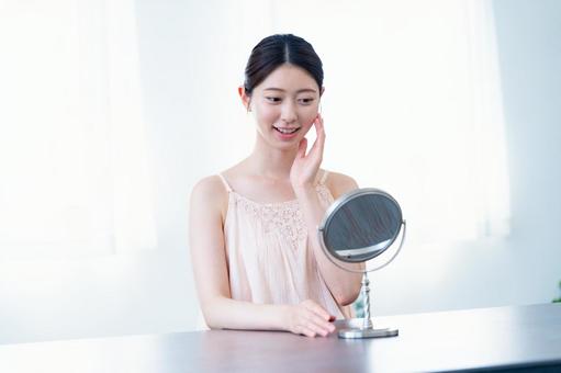 鏡を見る女性 女性,美容,スキンケアの写真素材