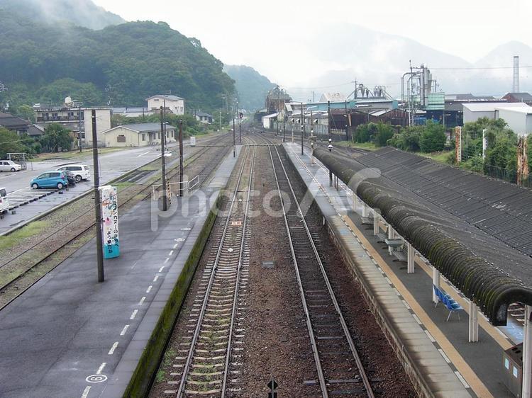 雨上がりのホーム 駅,線路,鉄道の写真素材
