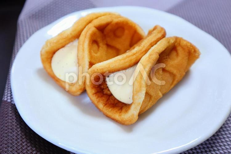 クリームをインするタイプのワッフル ワッフル,クリーム,おやつの写真素材