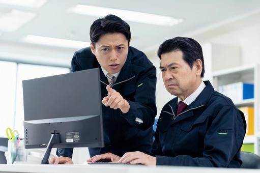 オフィスで働く技術者 オフィスで働く技術者 エンジニア,ビジネスマン,ビジネスの写真素材