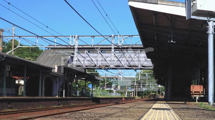 誰も乗らない降りない山陽本線大畠駅 ローカル線,無人駅,プラットホームの写真素材