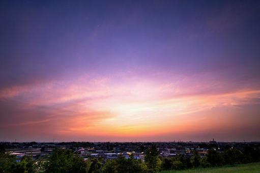 マジックアワーの夕暮れと街並み マジックアワーの夕暮れと街並み 夕焼け,夕方,夕日の写真素材