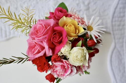赤とピンクの華やかなラウンドブーケ 赤とピンクの華やかなラウンドブーケ ブーケ,花束,花の写真素材