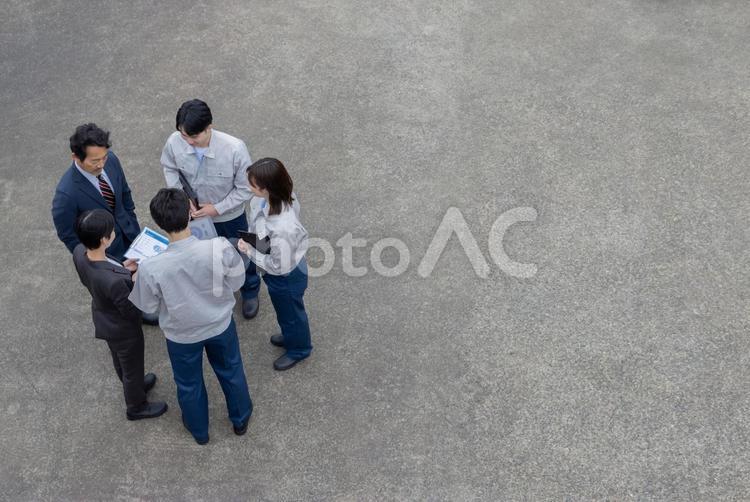 屋外に並ぶ会社従業員の集合写真 団結,ビジネス,円陣の写真素材