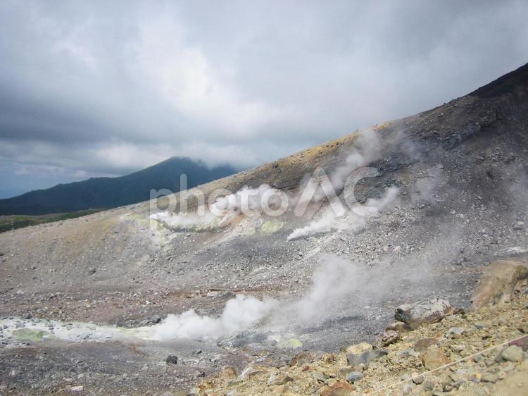 北海道　噴気上がる大雪山（旭岳） 大雪山,旭岳,山の写真素材