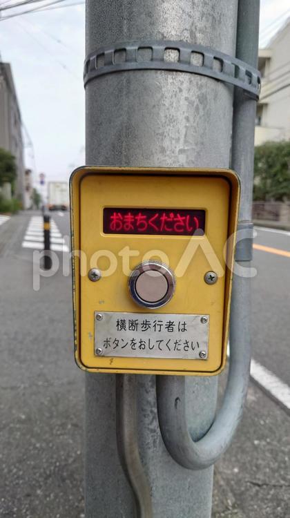 歩行者用 押しボタン式信号・赤色文字 押しボタン,信号,おまちくださいの写真素材