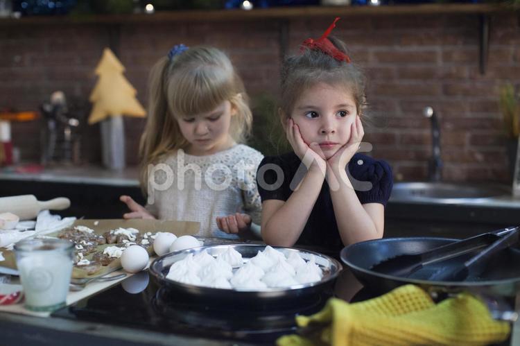 クリスマスのお菓子作りをする子ども4 お菓子作り,女子,クリスマスの写真素材