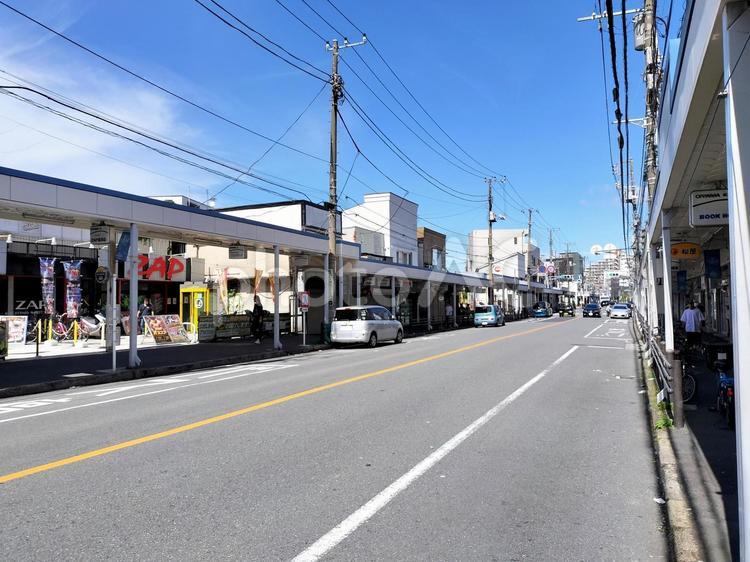京浜急行の追浜駅前の夏島貝塚通りの商店街 追浜駅,夏島貝塚通り,商店街の写真素材