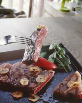肉汁したたるステーキ 肉汁したたるステーキの写真