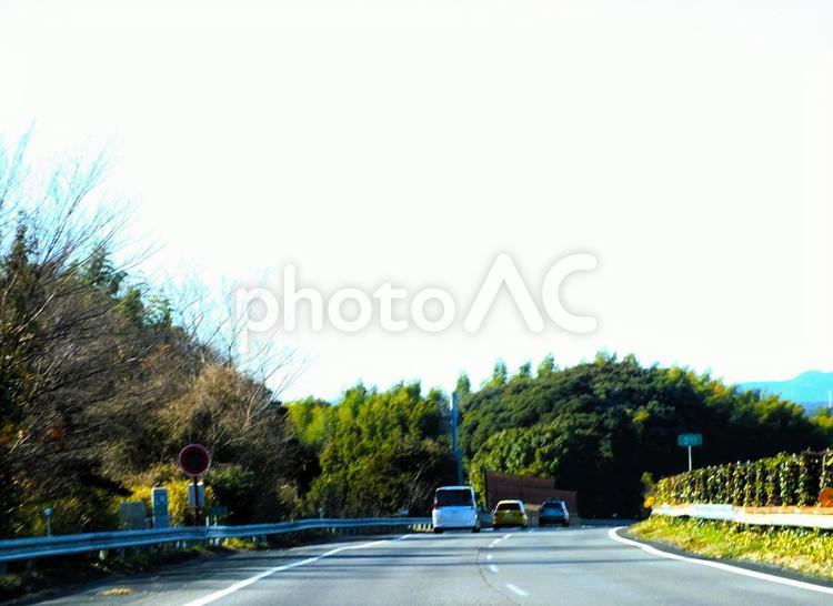 鮮やかな緑の山と高速道路 高速道路,スピード,車の写真素材