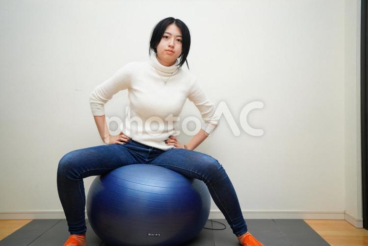 健康的なイメージ/ヨガをする女性 20代,屋内,女性の写真素材