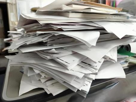 オフィス　大量のプリント　山積み　机 オフィス,仕事,山積みの写真素材