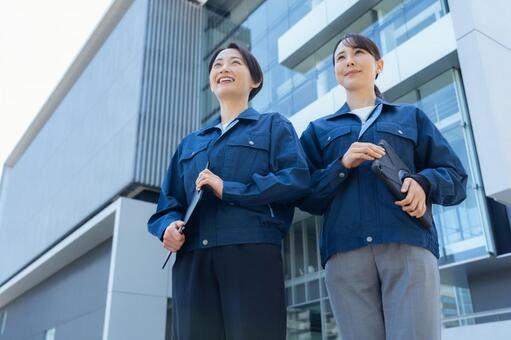 ビルメンテナンスする女性エンジニア 不動産,エンジニア,建築の写真素材