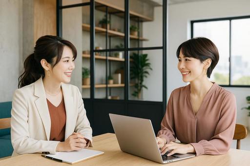 オフィスでミーティングをする二人の女性 オフィスでミーティングをする二人の女性の写真
