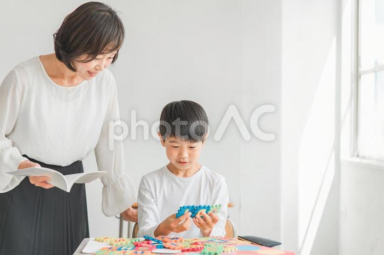 教室で英語を勉強する男の子と女性講師 英語,小学生,子供の写真素材