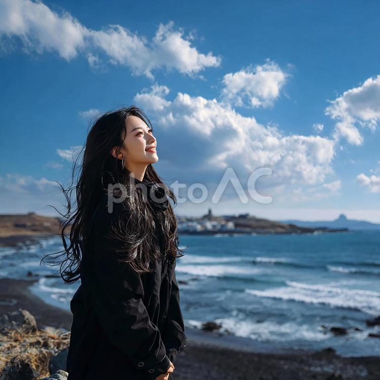 海と空に包まれた至福の瞬間 女性,笑顔,自然の写真素材