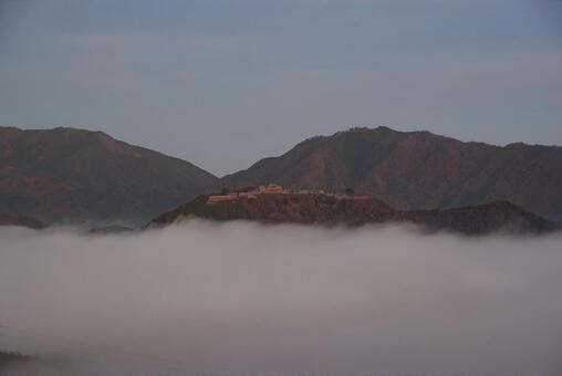 雲海に浮かぶ神秘的な竹田城跡の風景 竹田城跡,雲海,天空の城の写真素材