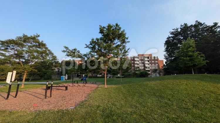 街の中にある遊具のある広い公園 空,晴れ,青空の写真素材